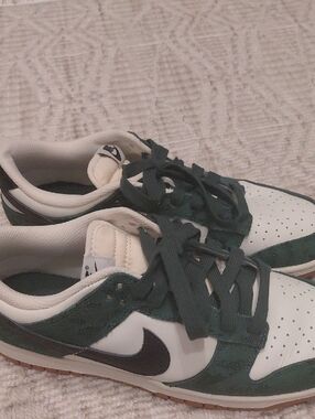 Nike Low-Top Sneakers in White, Forest Green and Black